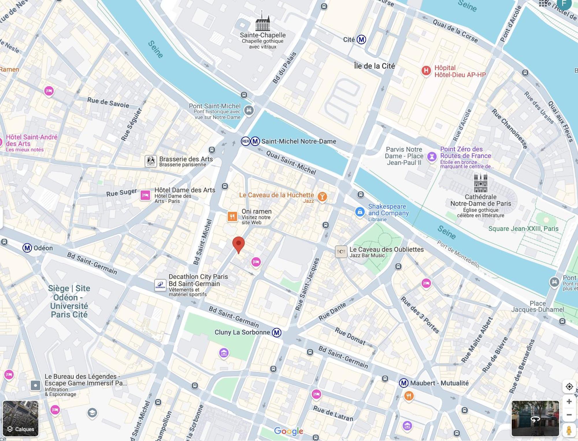 Notre Dame Apartment *